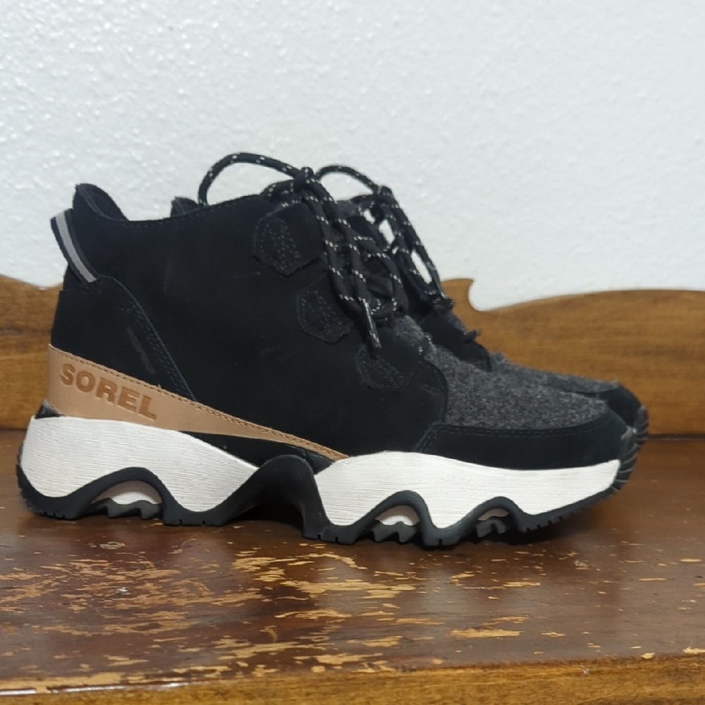 Sorel Kinetic Impact Caribou Boots Sz. 8.5 Black & Gray With Tan Accent